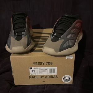 Yeezy Boost 700 V3 Fade Carbon
